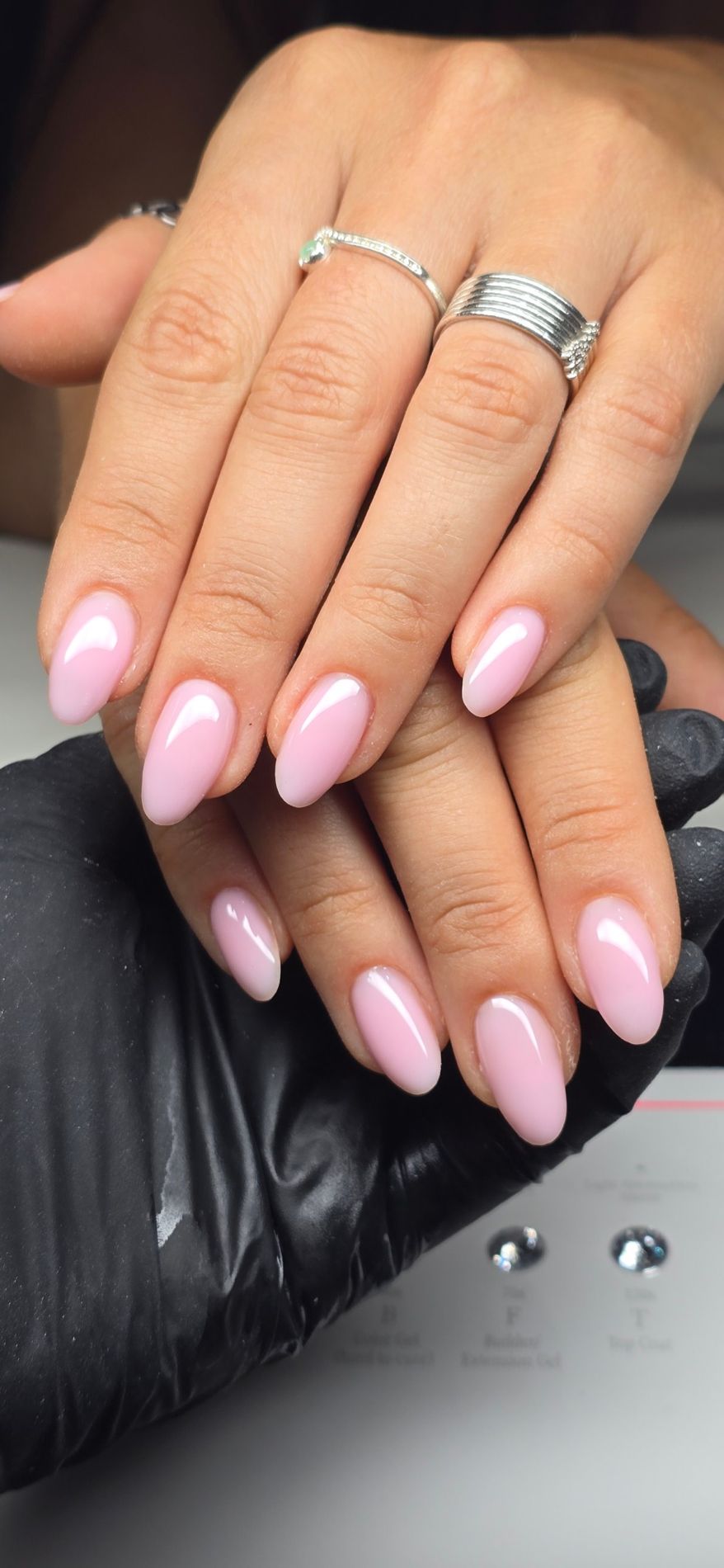 Uñas almendradas en rosa lechoso degradado