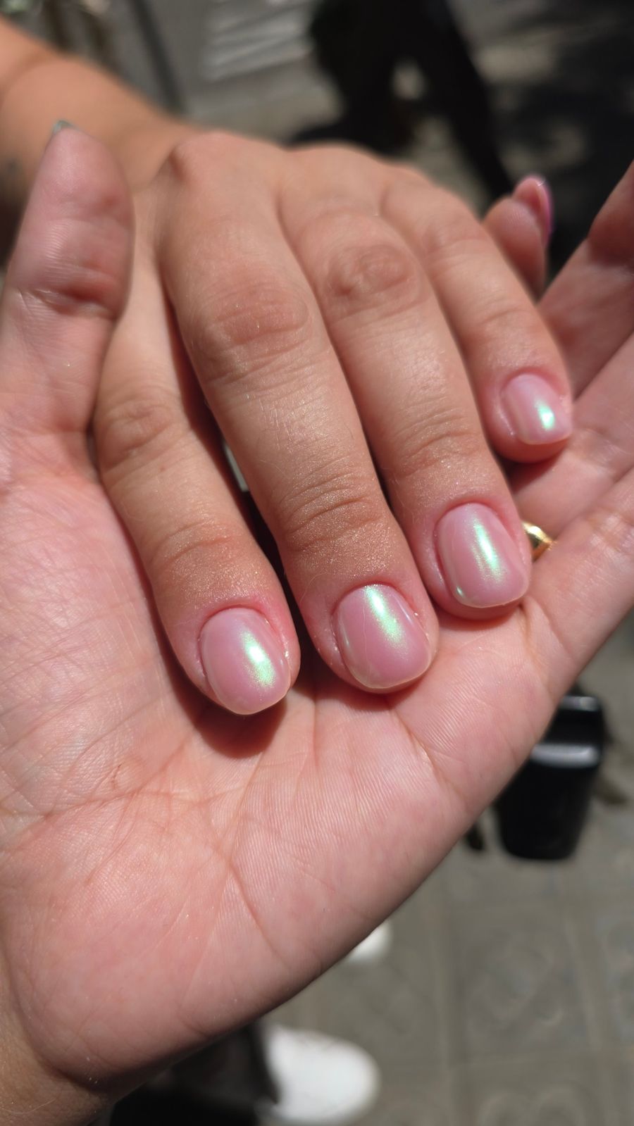 Uñas cortas rosas con efecto perla verde iridiscente