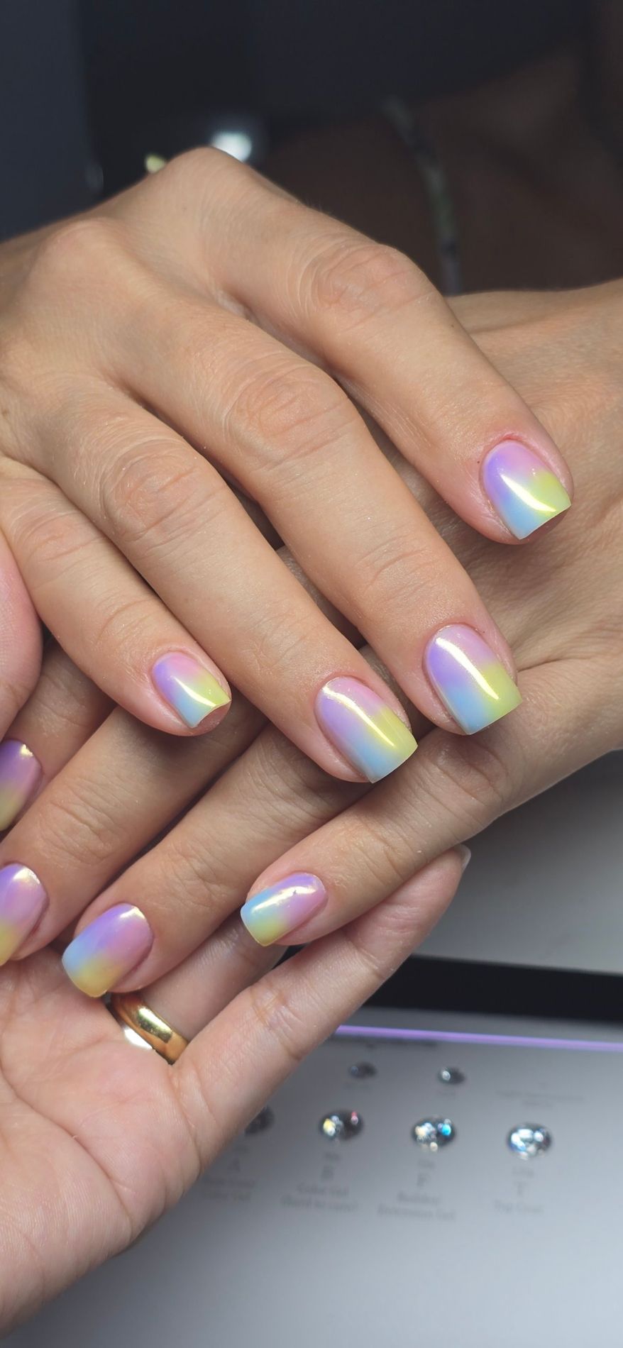Uñas cortas con degradado pastel en lila, azul y amarillo